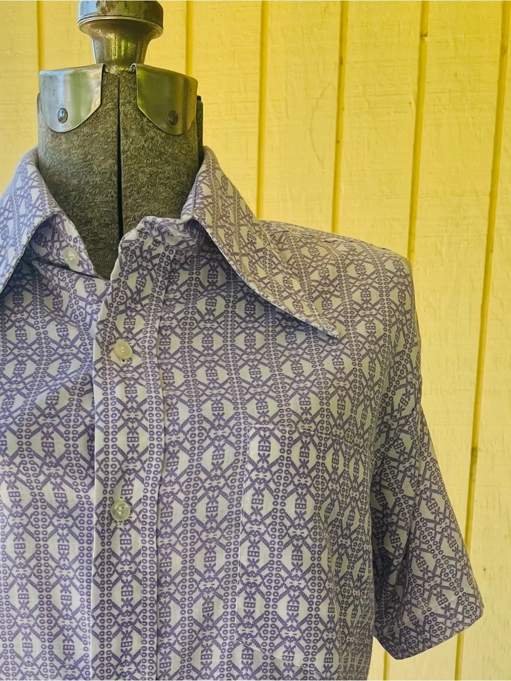 Men's Short-Sleeve Button-Down Shirt in Light Lavender Geometric Print